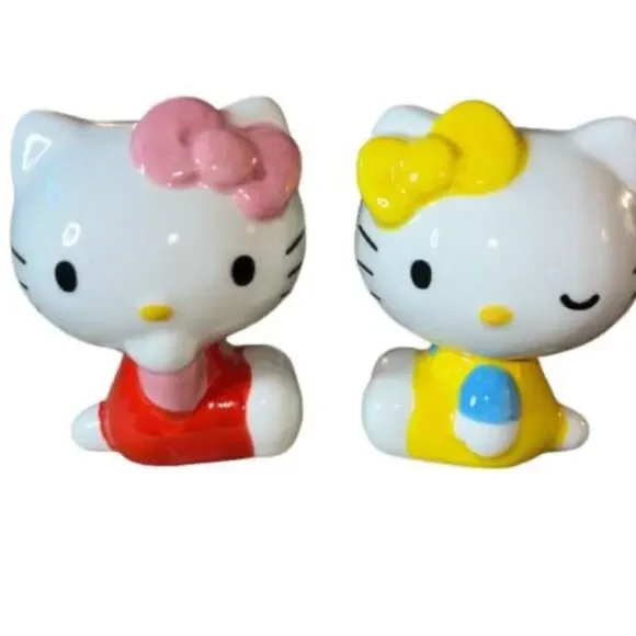 Hello kitty ceramic salt and pepper shaker set NEW never opened dinner ware - Picture 2 of 8